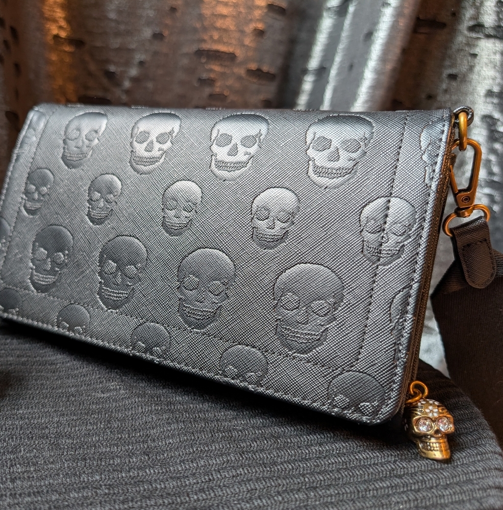 *LABOR DAY SALE* NWOT Black Skull Embossed Purse 🎃 Halloween 🎃